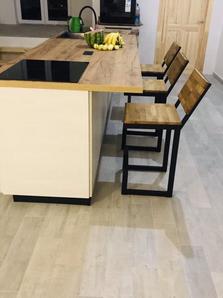 Изготавливает мебель на заказ из металла и дерева